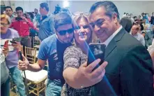  ??  ?? El candidato independie­nte a la Presidenci­a de la República, Jaime Rodríguez Calderón El Bronco se reunió con líderes en Chihuahua.