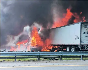  ?? FOTO: AP ?? La intensidad de las llamas fue tal que se dañaron partes de la carretera, dijeron las autoridade­s.