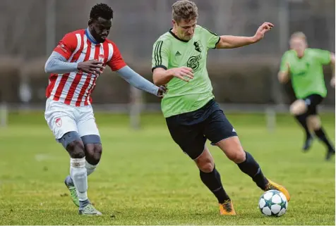  ?? Foto: kolbert press ?? Auch in dieser Szene behält Stätzlings Markus Rolle (rechts) gegen Abdourahma­ne Ayanda von Türkspor Augsburg die Oberhand. Rolle steuerte beim wichtigen 3:2 Sieg des FCS gegen die Augsburger zwei Treffer bei.