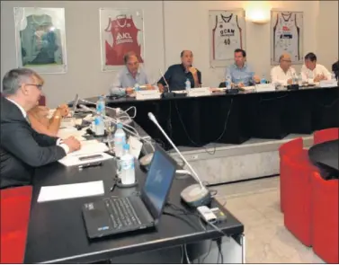  ??  ?? LA ASAMBLEA DE AYER. Roca, presidente ACB, al frente de una reunión con 15 clubes con derecho a voto.