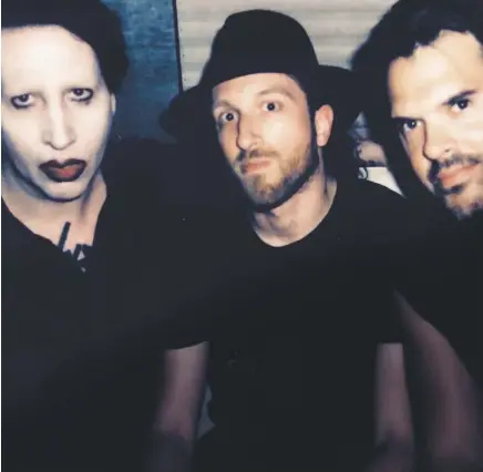  ?? PHOTO COURTOISIE DEADLY APPLES ?? Marilyn Manson prend la pose avec Alex Martel et Antoine Lamothe, du groupe Deadly Apples.