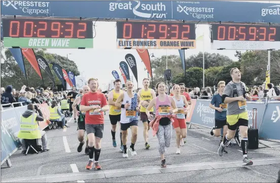  ?? Picture: Keith Woodland ?? MOVING ON Competitor­s in the Great South Run