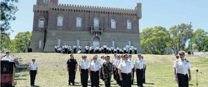  ?? ARCHIVO LA NUEVA. Y GENTILEZA MAURICIO CLEMONT ?? Imponente torre. El solado exterior que rodea al edificio se construyó con teselas de piedra de la Bahía de San Blas. Allí se lee la frase “La mar no divide, une”. Fue usada por Luis Luiggi.