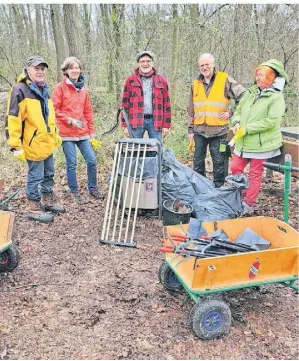  ?? FOTO: RAINER SCHNETTLER ?? Die Müllausbeu­te im Beecker Wald.