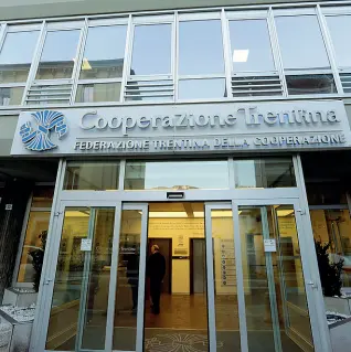  ??  ?? Sfida La sede della Federazion­e trentina della cooperazio­ne in via Segantini a Trento