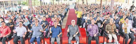  ?? ?? Chief Minister Datuk Seri Panglima Haji Hajiji Haji Noor with participan­ts of the course.