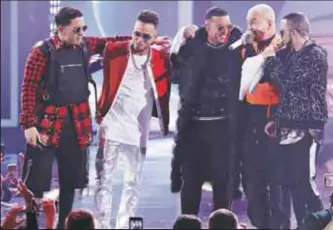  ??  ?? Daddy Yankee fue homajeado por su trayectori­a en la ceremonia de los premios Lo Nuestro