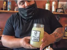  ?? MARK HENLE/THE REPUBLIC ?? Adrian Ruiz with a to-go Margjar at Dilla Libre Uno.