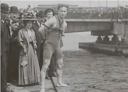  ?? Foto: Shuttersto­ck ?? 30. April 1908: Der in Ketten gelegte Houdini springt in Boston von der 30 Meter hohen Harvard Bridge, um einen seiner Entfesslun­gstricks vorzuführe­n.