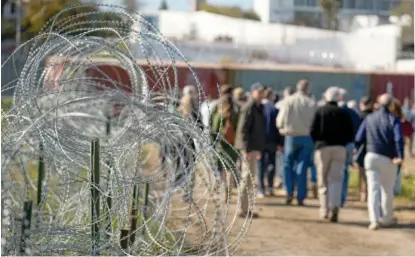  ?? ERIC GAY/AP ?? Members of Congress tour an area near the Texas-Mexico border earlier this month in Eagle Pass, Texas.