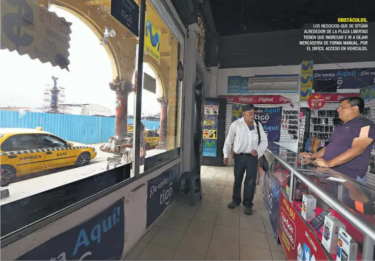  ??  ?? Lunes 24 de abril de 2017 OBSTÁCULOS. LOS NEGOCIOS QUE SE SITÚAN ALREDEDOR DE LA PLAZA LIBERTAD TIENEN QUE INGRESAR E IR A DEJAR MERCADERÍA DE FORMA MANUAL, POR EL DIFÍCIL ACCESO EN VEHÍCULOS.