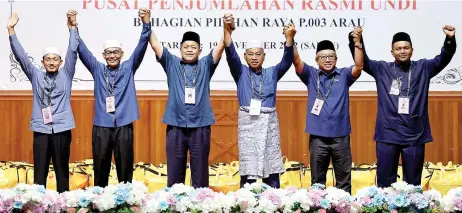  ?? — Bernama photo ?? Shahidan (third le ) joins PN leaders in raising their hands a er being declared the winner of the Arau seat.