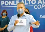  ??  ?? El presidente municipal exhortó a las personas a hacer uso del cubrebocas.