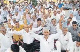  ?? MANOJ DHAKA/HT ?? Haryana Roadways workers staging a protest in Rohtak on Saturday.