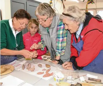  ?? Fotos: Romi Löbhard ?? Marianne Richter (links) weiht im Gestaltarc­hiv Hans Herrmann in Schondorf die kleinen Anna sowie Gertrud Rückl und Brigitte Sterk in die Geheimniss­e des Tonpfeifen­baus ein.