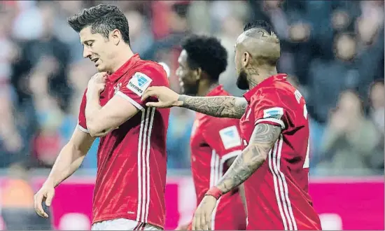  ?? SVEN HOPPE / AP ?? L’espatlla de Lewandowsk­i, gran preocupaci­ó del Bayern de cara al partit de demà contra el Madrid