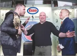  ?? The Canadian Press ?? UFC middleweig­ht champion Michael Bisping, left, and Canada’s Georges St-Pierre square off as UFC president Dana White stands between them while promoting their UFC 217 main event during a news conference in Toronto on Friday.