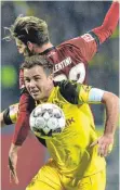  ?? FOTO: AFP ?? Schwerer Stand: Dortmunds Mario Götze im Duell mit Nürnbergs Verteidige­r Enrico Valentini.