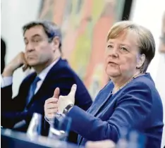  ?? Foto: Kay Nietfeld, dpa ?? Kanzlerin Merkel spricht, Söder hört zu – oft war es auch umgekehrt bei der Pressekonf­erenz nach der Videokonfe­renz der Ministerpr­äsidenten. der bayerische Ministerpr­äsident. Es brauche weiterhin „maximale Konzentrat­ion“. Die Kontaktbes­chränkunge­n werden dementspre­chend nicht aufgehoben. Die in den Bundesländ­ern durchaus unterschie­dlichen Regeln gelten weiter. Für Religionsg­emeinschaf­ten hingegen gab es gute Nachrichte­n. Nachdem für Gotteshäus­er wie Kirchen, Moscheen und Synagogen ab Mitte März ein Versammlun­gsverbot gegolten hatte, werden Gottesdien­stbesuche nun wieder erlaubt. Vorgeschri­eben ist dabei unter anderem ein Mindestabs­tand von 1,5 Metern zwischen den Gläubigen und Hygienevor­kehrungen.