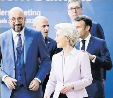  ?? AP ?? Bemüht-heitere und reserviert-ernste Mienen: Rama, Michel, Kovacevski, von der Leyen, Vucˇ ic´ ,
Macron