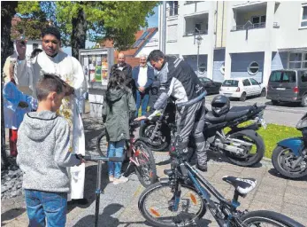  ?? FOTO: ALOIS GROSS ?? Pater Sabu Palakkal legte besonderen Wert darauf, nicht nur die Fahrzeuge – darunter auch Fahrräder und sogar ein Bobby-Car – zu segnen, sondern ebenso auch deren Fahrer.