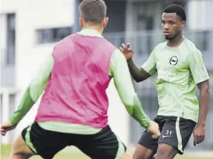  ?? //@OFFICIALBH­AFC ?? Ansu Fati, en el entrenamie­nto de ayer con el Brighton. Todo apunta a que mañana, ante el United, puede vivir su estreno en la Premier