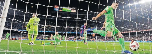  ??  ?? LA SENTENCIA. El tercer gol del Barcelona, marcado por Leo Messi, acabó con las esperanzas del Levante. El pelotazo a la red de Róber Pier refleja la impotencia de los visitantes.