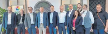  ?? FOTO: ANJA LUTZ ?? Lütfü Savas hat die Aalener Delegation am Rande der Expo empfangen (von links): Selim Matkap, Doris Klein, Wolfgang Steidle, Lütfü Savas, Thilo Rentschler, Franz Fetzer, Roland Hamm, Martina Lechner, Finn Stammler, Peter Peschel und Chris Wegel.