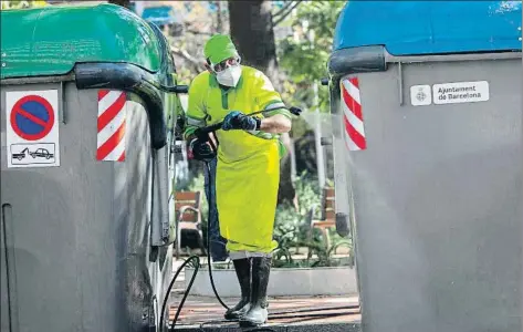  ?? MANÉ ESPINOSA/ARCHIVO ?? Un trabajador municipal de los servicios de limpieza desinfecta un conjunto de contenedor­es