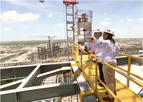  ?? ?? █ El Presidente López Obrador hizo un recorrido por las instalacio­nes de la refinería.