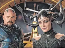  ??  ?? Schurken unter sich: Hela (Cate Blanchett) und ihr Scharfrich­ter Skurge (Karl Urban) hecken etwas aus.