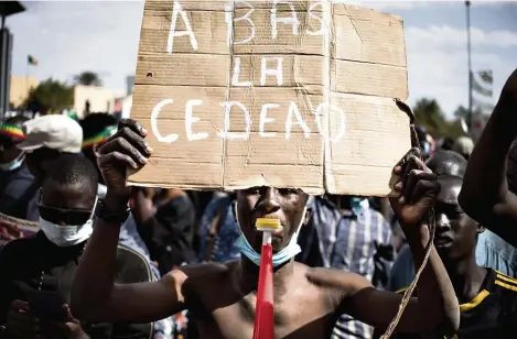  ?? (BAMAKO, 14 JANVIER 2022/FLORENT VERGNES/AFP) ?? Une manifestat­ion pour protester contre les sanctions imposées au Mali et à la junte par la Cédéao.