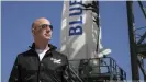  ??  ?? Jeff Bezosconse­rva una posición relevante en Amazon, apunta al espacio con Blue Origin, es dueño de The Washington Post y dice que quiere aportar contra el cambio climático.