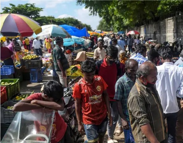  ?? AFP ?? India, segundo país del mundo con más contagios, ya suma más de nueve millones. Aquí, un mercado en la ciudad de Chennai (sur).