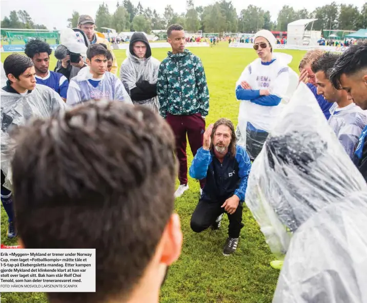  ?? FOTO: HÅKON MOSVOLD LARSEN/NTB SCANPIX ?? Erik «Myggen» Mykland er trener under Norway Cup, men laget «Fotballkom­pis» måtte tåle et 1-5-tap på Ekebergsle­tta mandag. Etter kampen gjorde Mykland det klinkende klart at han var stolt over laget sitt. Bak ham står Rolf Choi Tenold, som han deler treneransv­aret med.