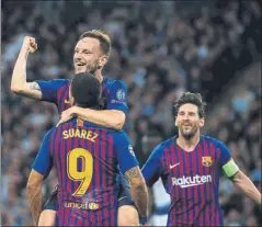  ?? FOTO: PEP MORATA ?? Rakitic celebra con Suárez el golazo que marcó en Wembley