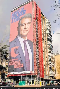  ??  ?? Joan Laporta prowadził kampanię wyborczą nie tylko w Barcelonie. Plakat z jego wizerunkie­m zawisł w pobliżu stadionu Realu Madryt.