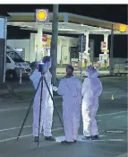  ?? ?? April 2023: Polizeibea­mte sichern an der Tankstelle an der Uerdinger Straße Spuren.