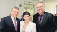  ?? FOTO: WOI ?? Dieter Welsink (r.) begrüßte Rita Süssmuth und Hermann Gröhe als Ehrengäste zur Eröffnung der neuen Medicoreha-Akademie .