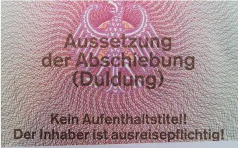  ?? SYMBOLFOTO: DPA ?? „Aussetzung der Abschiebun­g“(Duldung) bedeutet für Flüchtling­e, die bereits eine Ausbildung begonnen haben, dass sie diese in der Regel beenden dürfen. Um einen afrikanisc­hen Geflüchtet­en kümmert sich derzeit die evangelisc­he Kirche Tuttlingen, die dem...