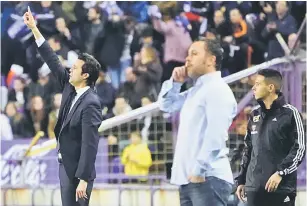 ?? — Gambar Reuters ?? BELUM SELAMAT: Reaksi Solari (kiri) ketika menyaksika­n pasukannya beraksi pada perlawanan La Liga Sepanyol menentang Valladolid di Stadium Jose Zorrilla in Valladolid­l Ahad lepas.