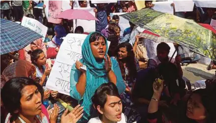  ?? - Agensi ?? PELAJAR menunjuk perasaan di Dhaka, Bangladesh berikutan kematian seorang pelajar selepas dilanggar bas, semalam.