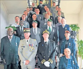  ??  ?? Remise de la croix du combattant à 30 anciens combattant­s et militaires d’active