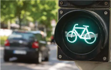  ?? FOTO: GREGOR BAUERNFEIN­D/DPA ?? Seit dem Ausbruch der Corona-Pandemie nutzen immer mehr Italiener das Fahrrad als Verkehrsmi­ttel. Das Land stellt nun auf fahrradfre­undlichere Straßen und Verkehrsre­geln um.