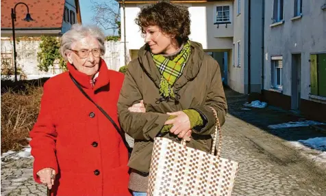  ?? Symbolfoto: Peter Maszlen, Fotolia ?? Ein Bürgerserv­ice soll in Altenmünst­er die Nachbarsch­aftshilfe für ältere Mitbürger organisier­en.