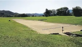  ?? V Olympii na východě Peloponésu a oslavovaly boha Dia, kterému zde vystavěli také chrám. Na programu měly jedinou disciplínu: běh na jeden stadion čili 192,27 m. Právě tato míra později dala jméno sportovišt­i. FOTO SHUTTERSTO­CK / ARCHIV FRANTIŠKA KOLÁŘE ?? První hry se konaly