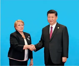  ?? Cnsphoto ?? 15 de mayo de 2017. El presidente Xi Jinping saluda a su homóloga chilena, Michelle Bachelet.