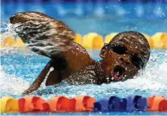  ?? FOTO: IMAGO IMAGES ?? Benjamin Schmutzler über einen afrikanisc­hen Olympionik­en, der sich 2000 in Sydney unvergesse­n macht Éric Moussamban­i aus Äquatorial-guinea über die 100 Meter Freistil beim olympische­n Turnier in Sydney.