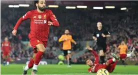  ?? AFP ?? Mohamed Salah corre con la pelota en el partido ante el Wolverhamp­ton, que se saldó con victoria de 1-0 a favor de los locales.