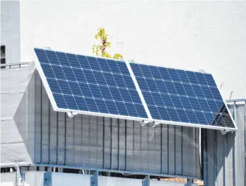  ?? FOTO: JÖRG SUTTER/DPA ?? Wer keine großen Dachfläche­n zur Verfügung hat, aber dennoch selbst Strom produziere­n will, kann kleine Solaranlag­en installier­en. Selbst auf dem gemieteten Balkon finden sie Platz.